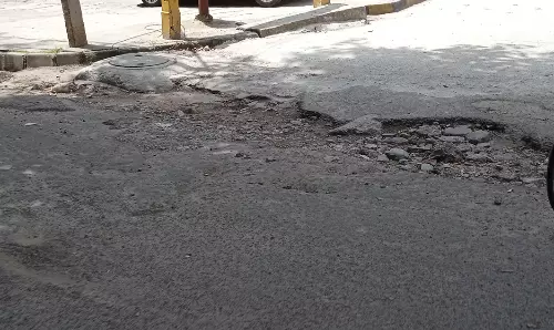 சாலை பள்ளம் சீரமைக்கப்படுமா?