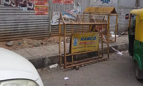 நடைபாதையின் அவல நிலை