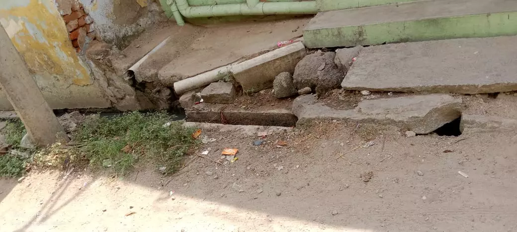 மூடப்படாத கழிவுநீர் கால்வாய்