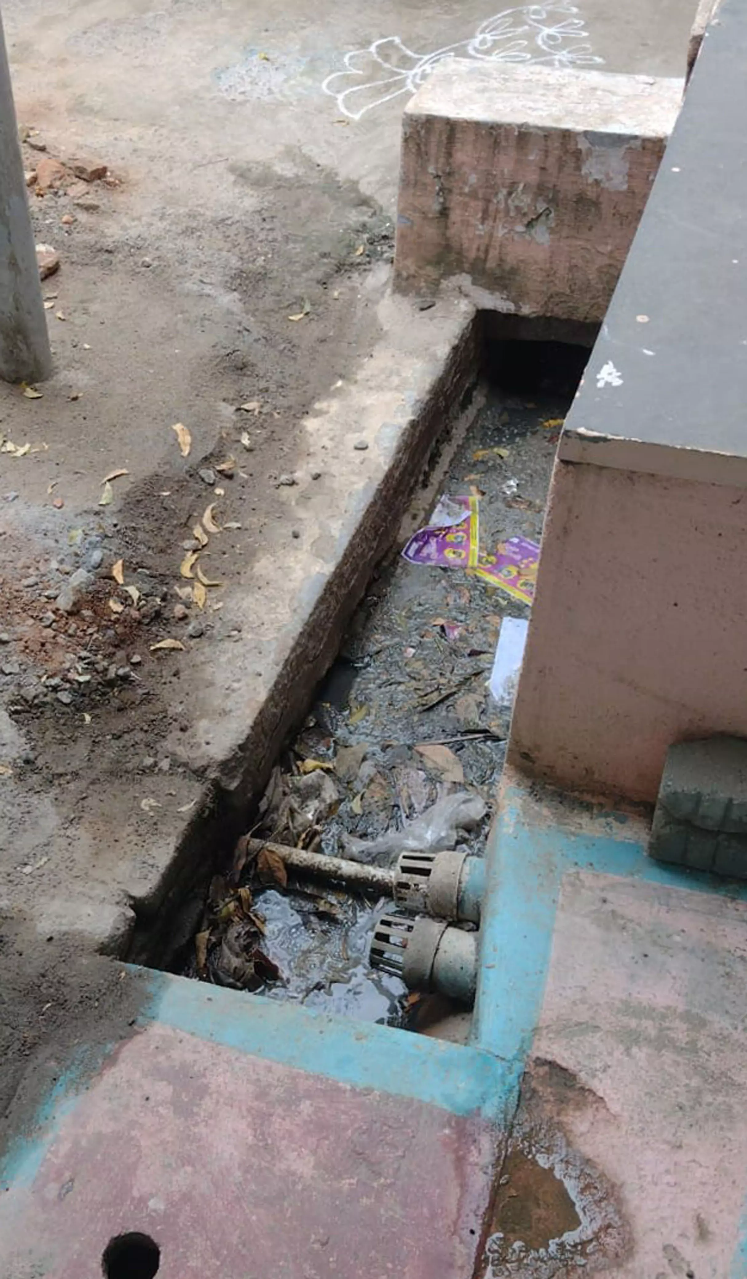 தேங்கி நிற்கும் கழிவுநீா் தேங்கி நிற்கும் கழிவுநீா்