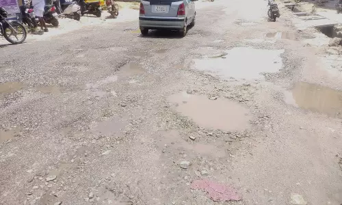 சாலையில் பாயும் குடிநீர் சாலையில் பாயும் குடிநீர்