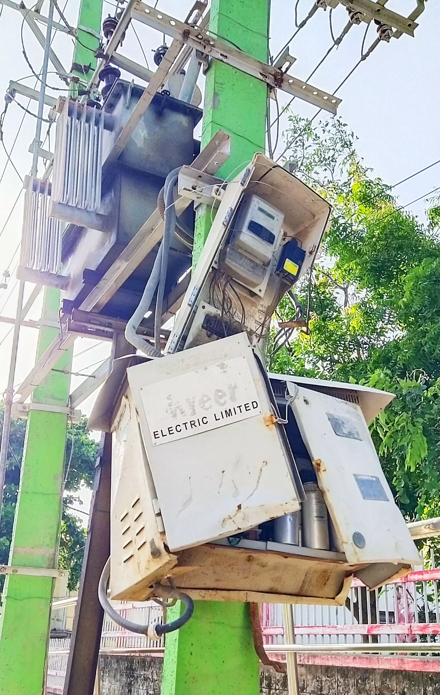 ஆபத்தான மின் பெட்டி