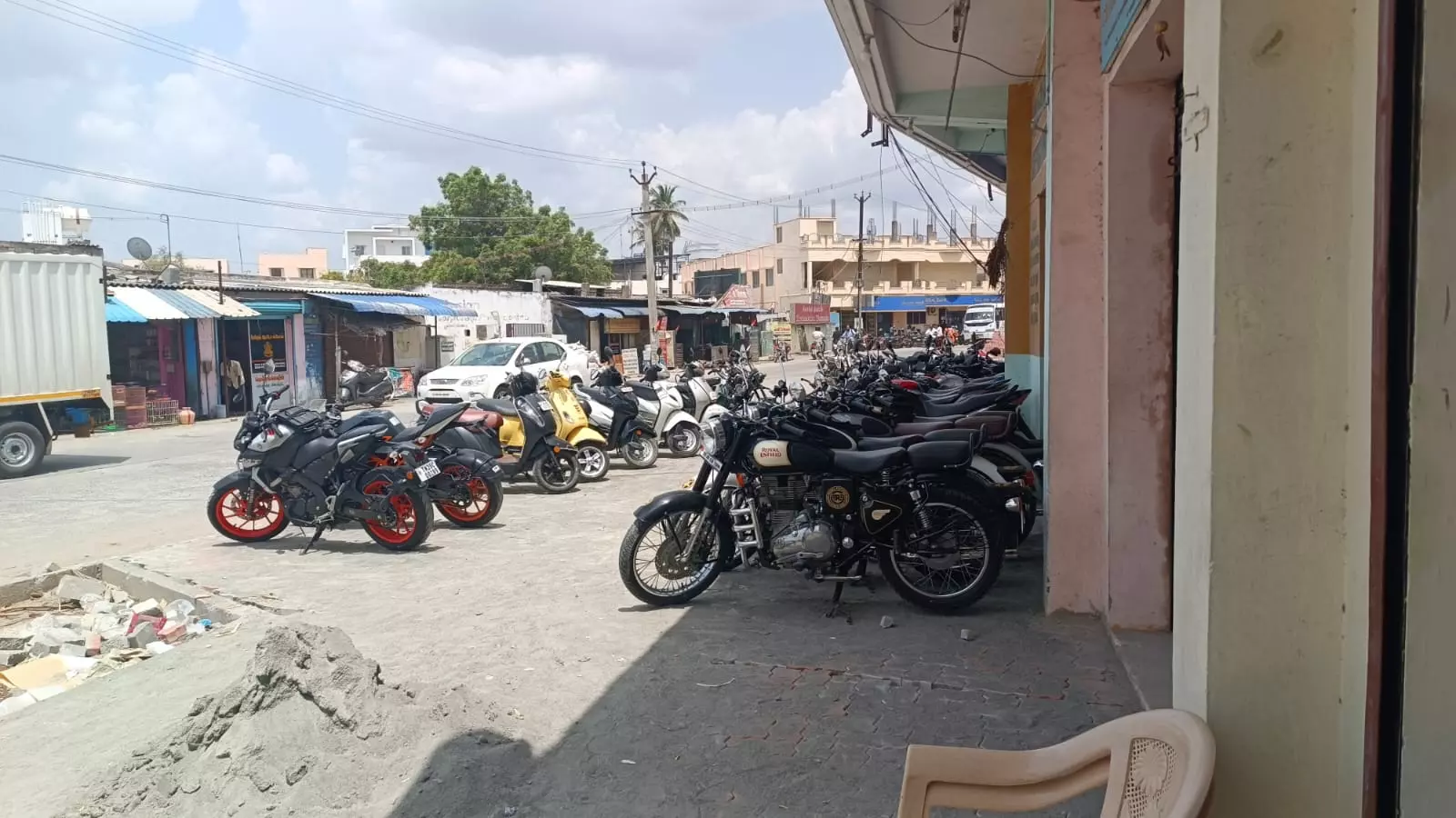 சாலையோர நடைபாதை ஆக்கிரமிப்பு சாலையோர நடைபாதை ஆக்கிரமிப்பு