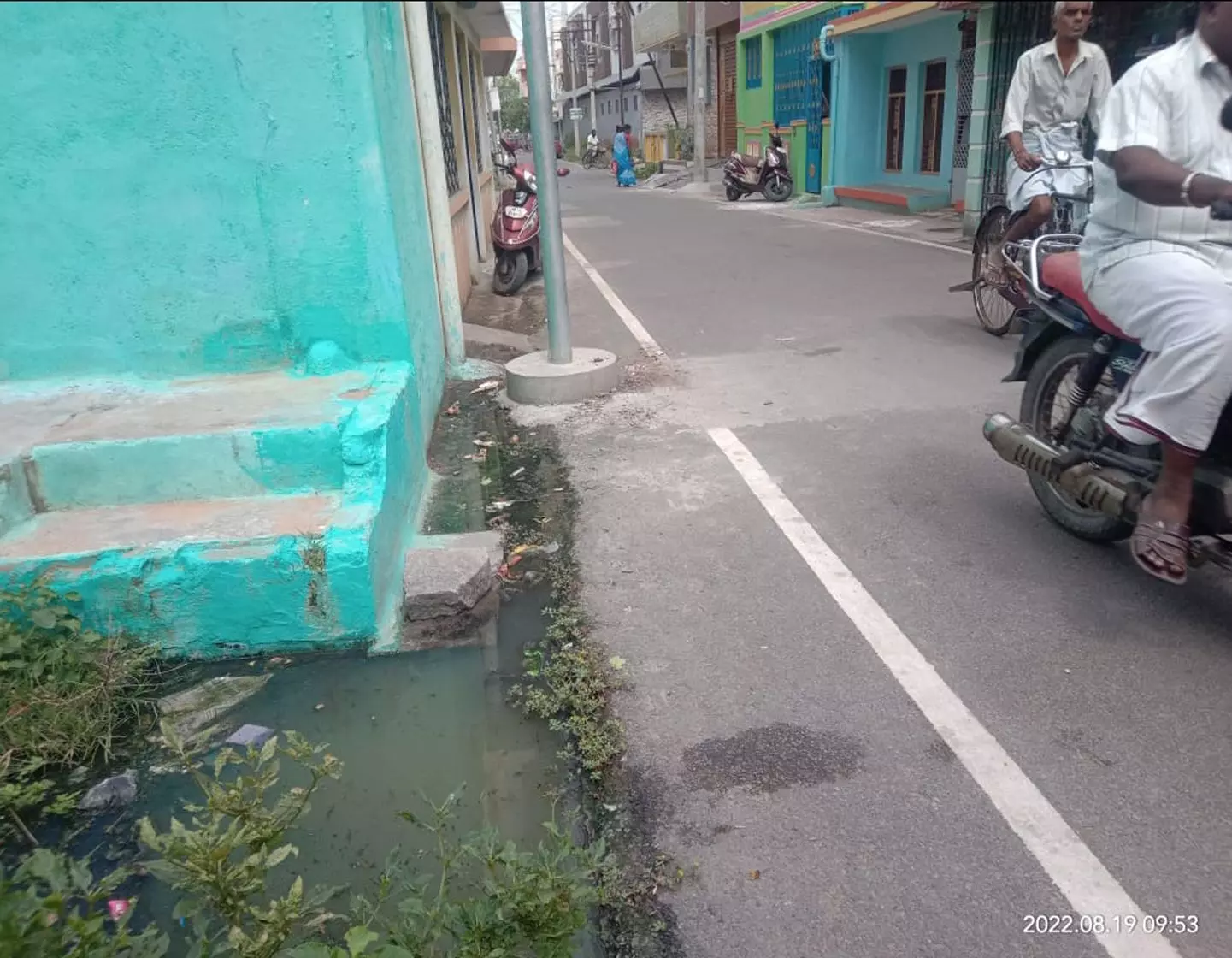 கால்வாயை தூர்வார வேண்டும் கால்வாயை தூர்வார வேண்டும்