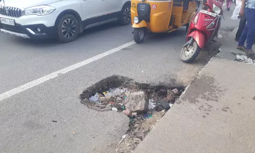 சாலையோரம் பள்ளம்