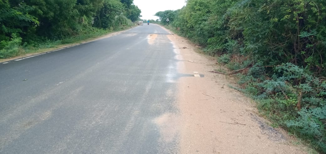 சாலையில் தேங்கும் சுண்ணாம்பு கற்கள்