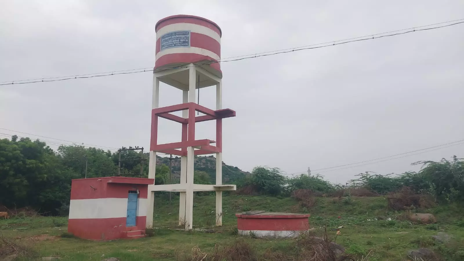 காட்சிப்பொருளான நீர்தேக்க தொட்டிகள்