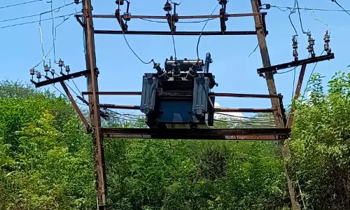 சேதமடைந்த மின்மாற்றி சேதமடைந்த மின்மாற்றி