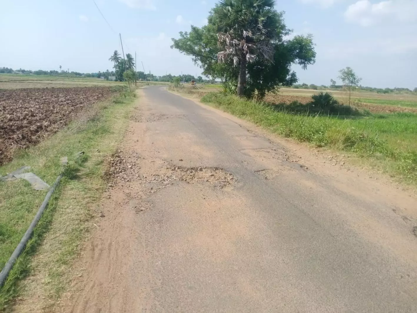 குண்டும், குழியுமான சாலை குண்டும், குழியுமான சாலை