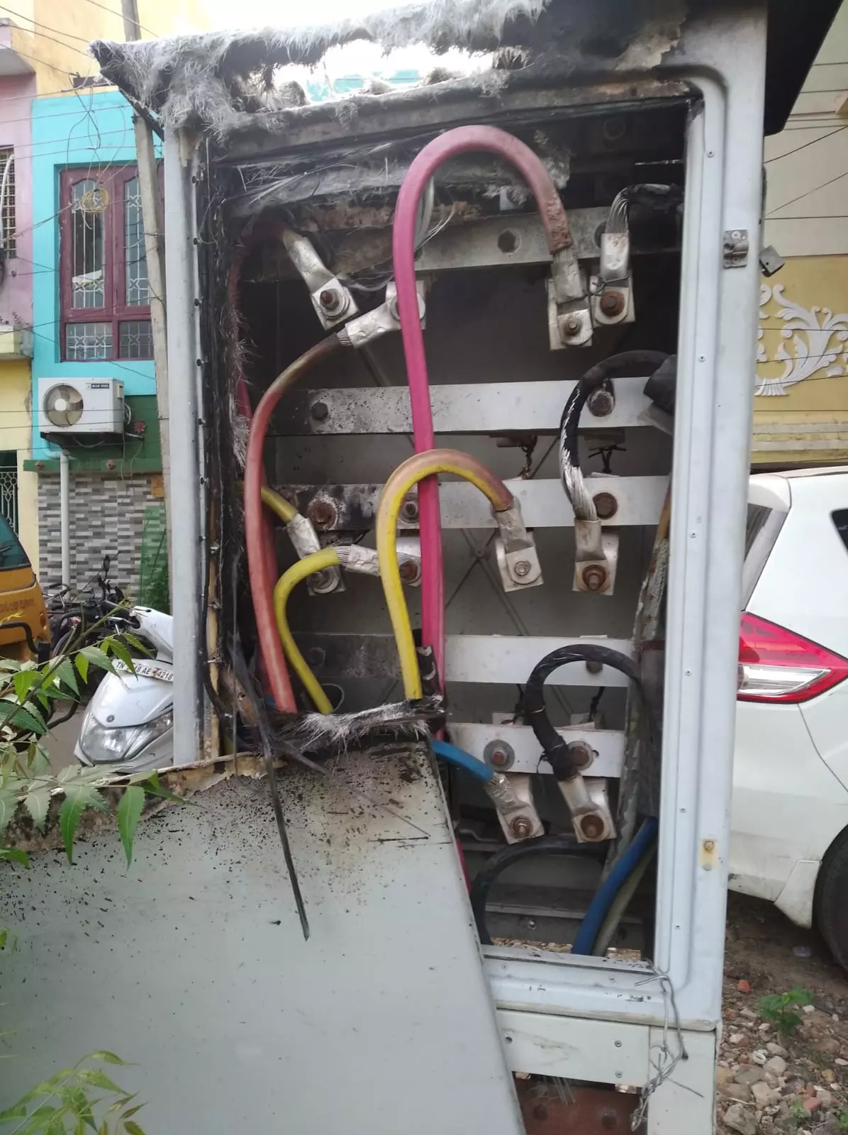 திறந்த நிலையில் மின் இணைப்பு பெட்டி