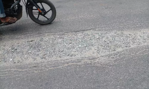 ரோட்டில் பள்ளம்