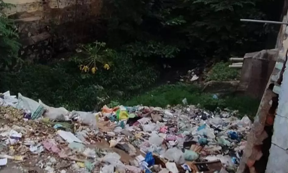 சாக்கடை கால்வாயில் குப்பைகள்