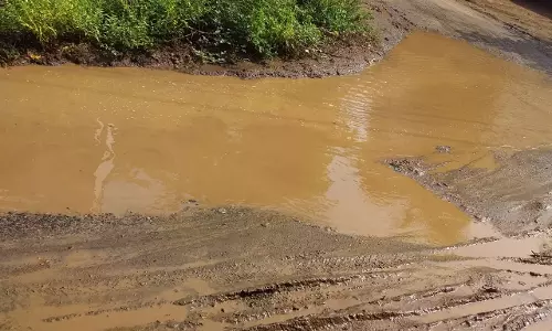 சேறும் சகதியுமான சாலை