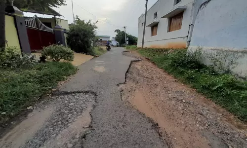 குண்டும், குழியுமான சாலை