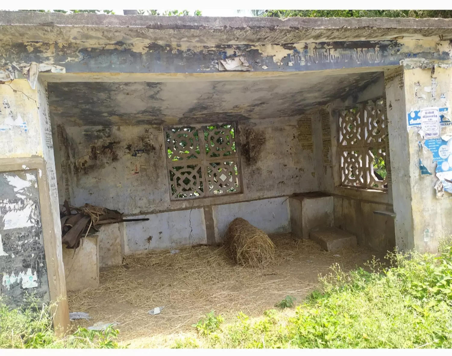 வைக்கோல் கட்டு வைக்கும் இடமான நிழற்கூடம்