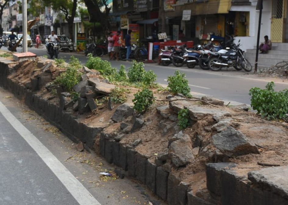 தடுப்புச்சுவர் சேதம்
