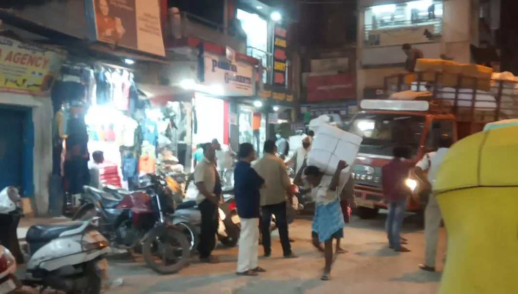 சாலையில் நிறுத்தி பார்சல்களை இறக்கும் வாகனங்கள்