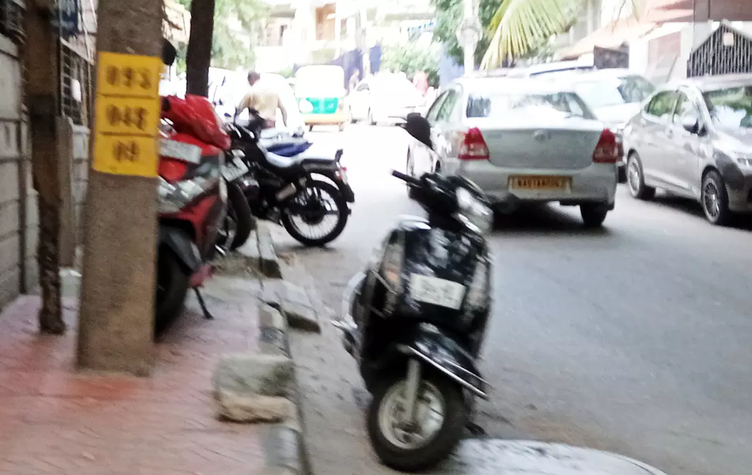 நடைபாதையில் நிறுத்தப்படும் இருசக்கர வாகனங்கள்