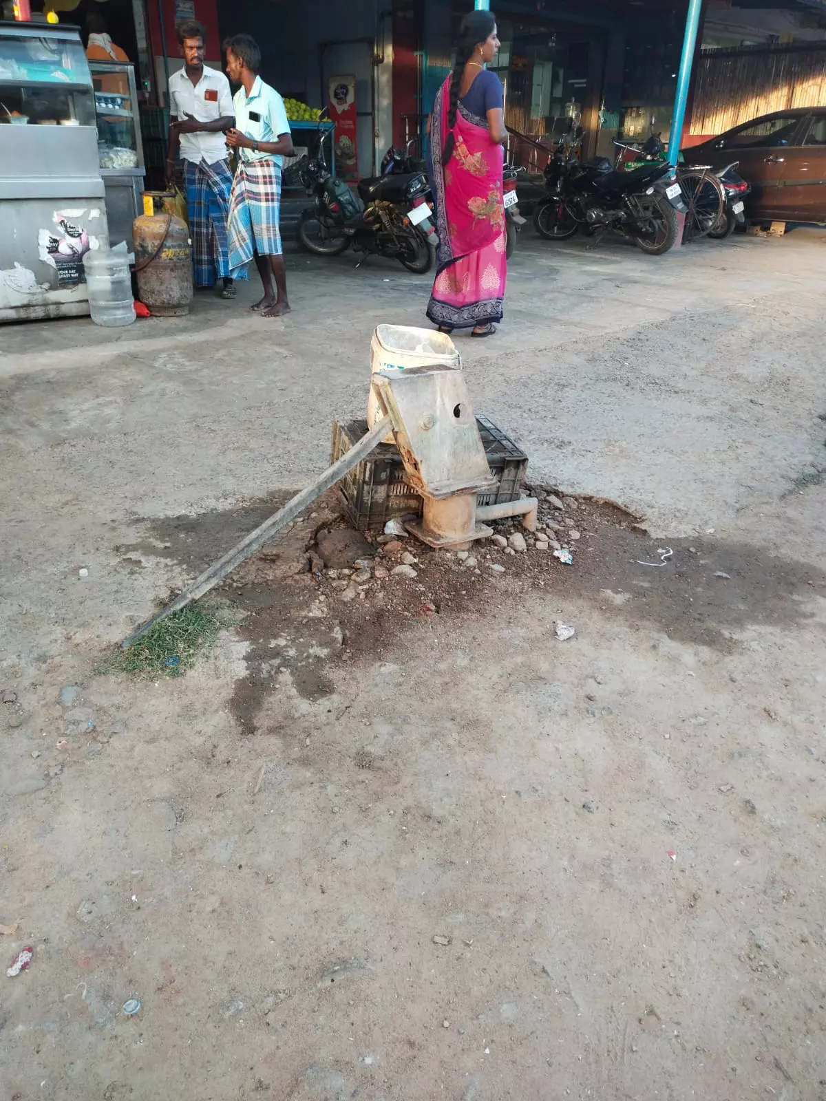 பயனற்ற அடிபம்பு பயனற்ற அடிபம்பு