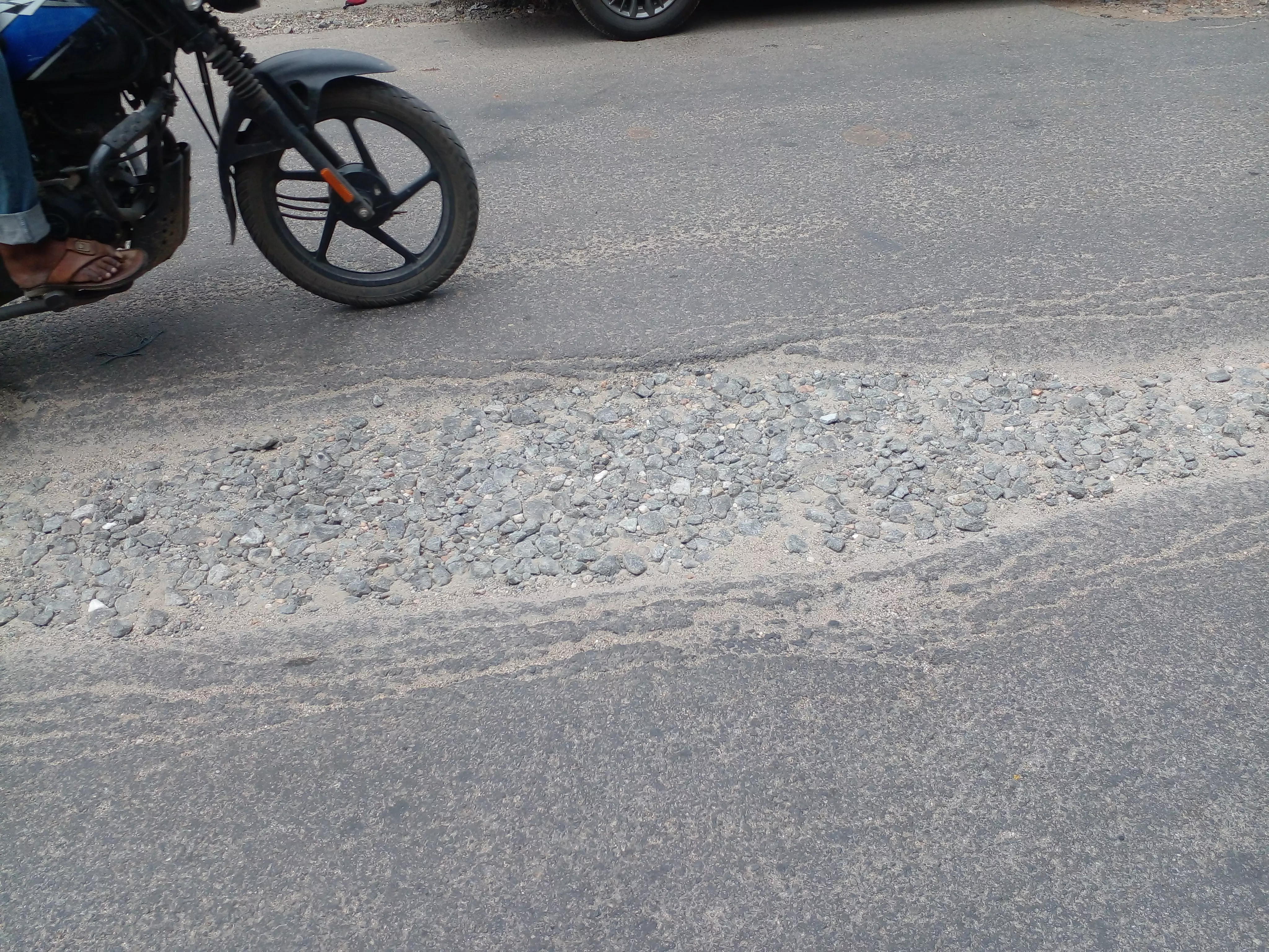 ரோட்டில் பள்ளம்