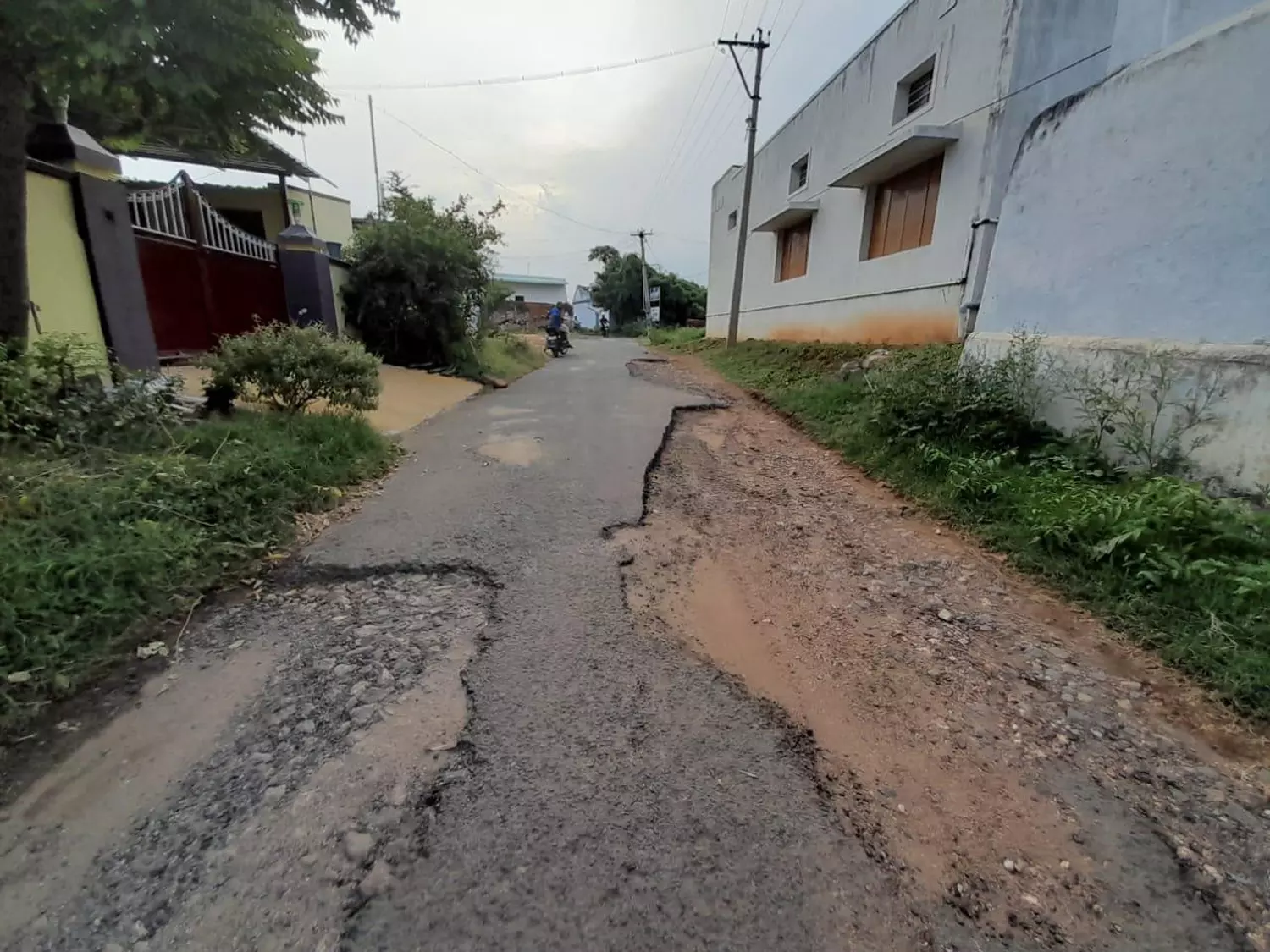 குண்டும், குழியுமான சாலை குண்டும், குழியுமான சாலை