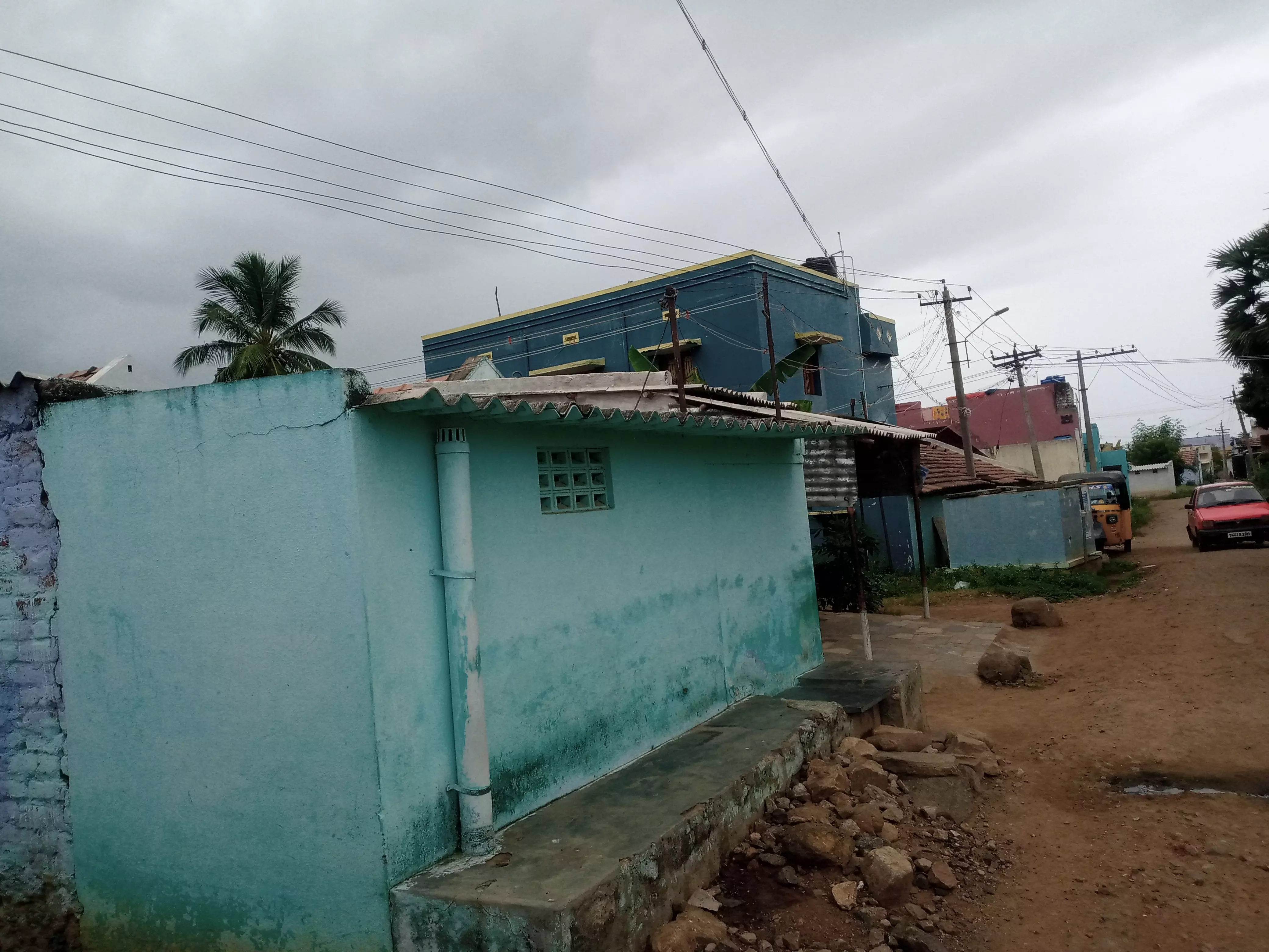 வீடுகளின் மேற்கூரையில் உரசும் மின்கம்பிகள்