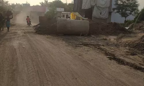 தரைப்பாலம் பணியை விரைந்து முடிக்க வேண்டும் தரைப்பாலம் பணியை விரைந்து முடிக்க வேண்டும்