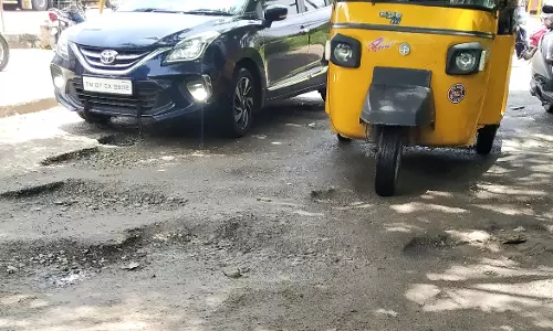 குண்டும் குழியுமான சாலை குண்டும் குழியுமான சாலை