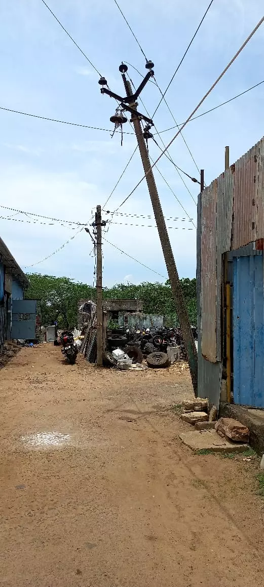 சாய்ந்த மின் கம்பம்