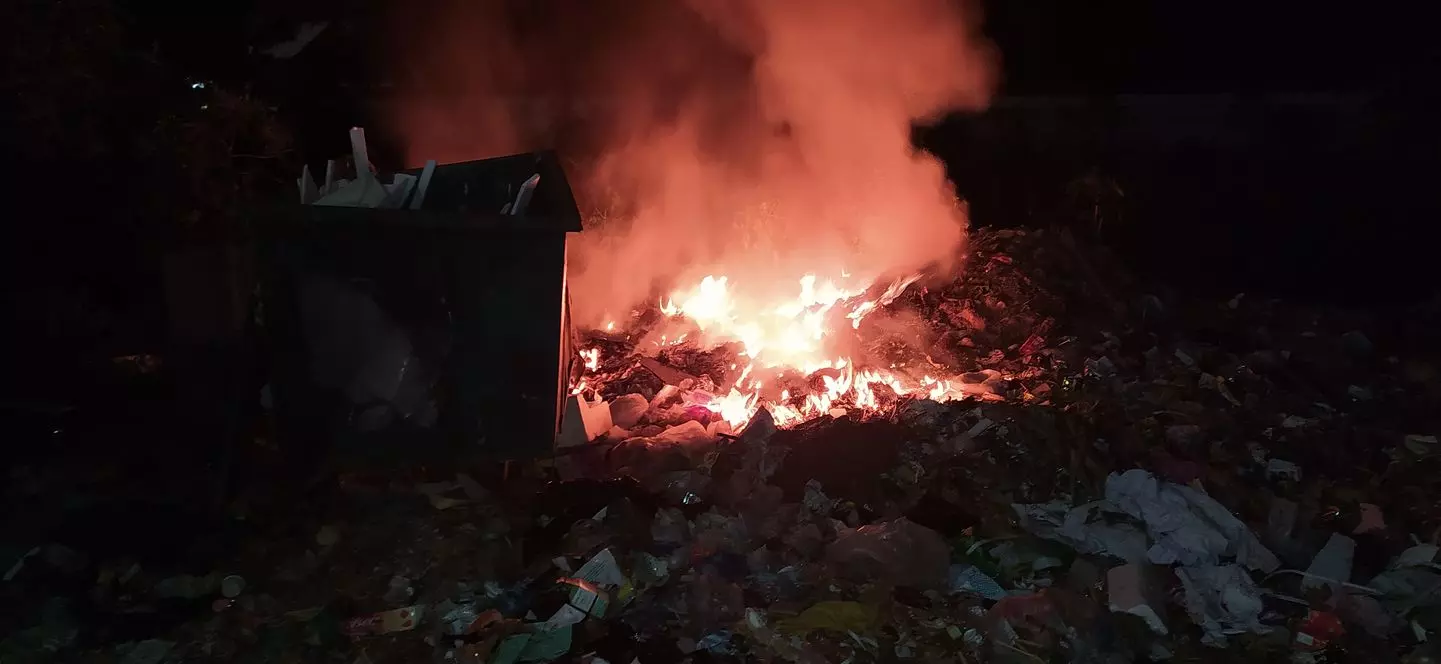 சாலையோரம் குப்பைகளை எரிக்கும் அவலம் சாலையோரம் குப்பைகளை எரிக்கும் அவலம்