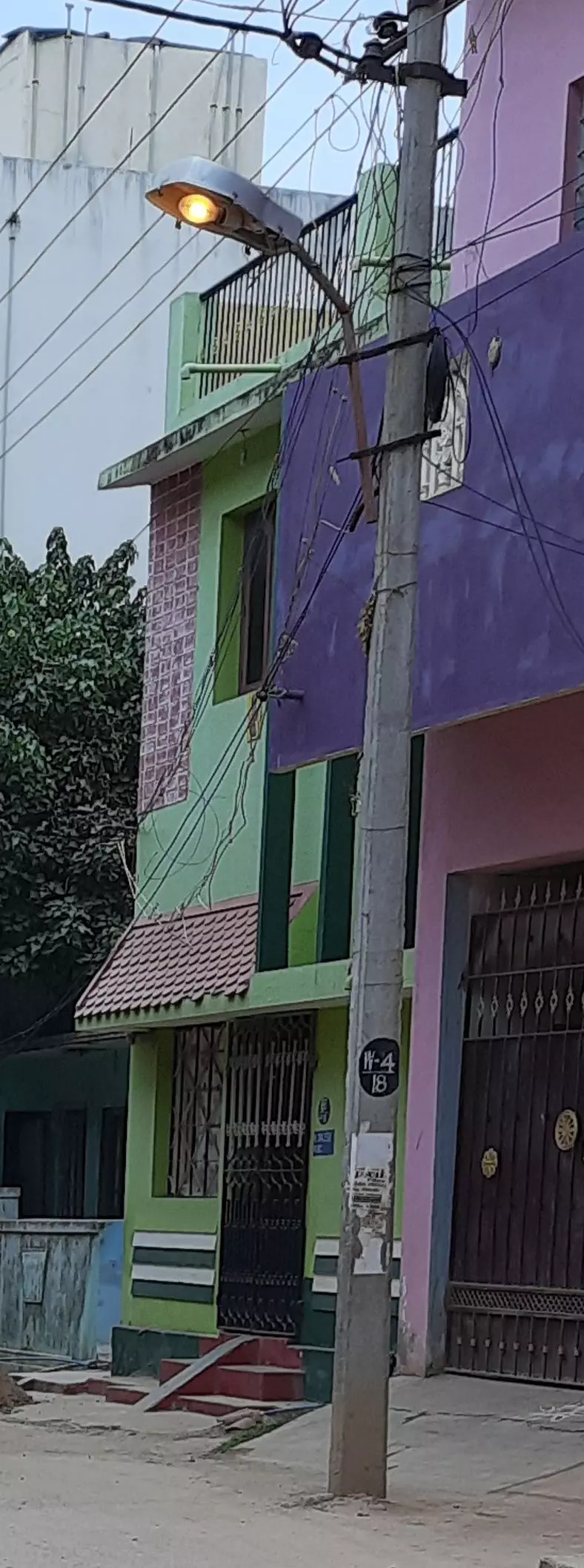 பகலில் எரியும் மின்விளக்கு