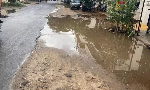 தேங்கிநிற்கும் மழைநீரால் விபத்துகள்