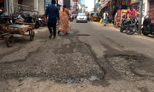 குண்டும், குழியுமான சாலை குண்டும், குழியுமான சாலை