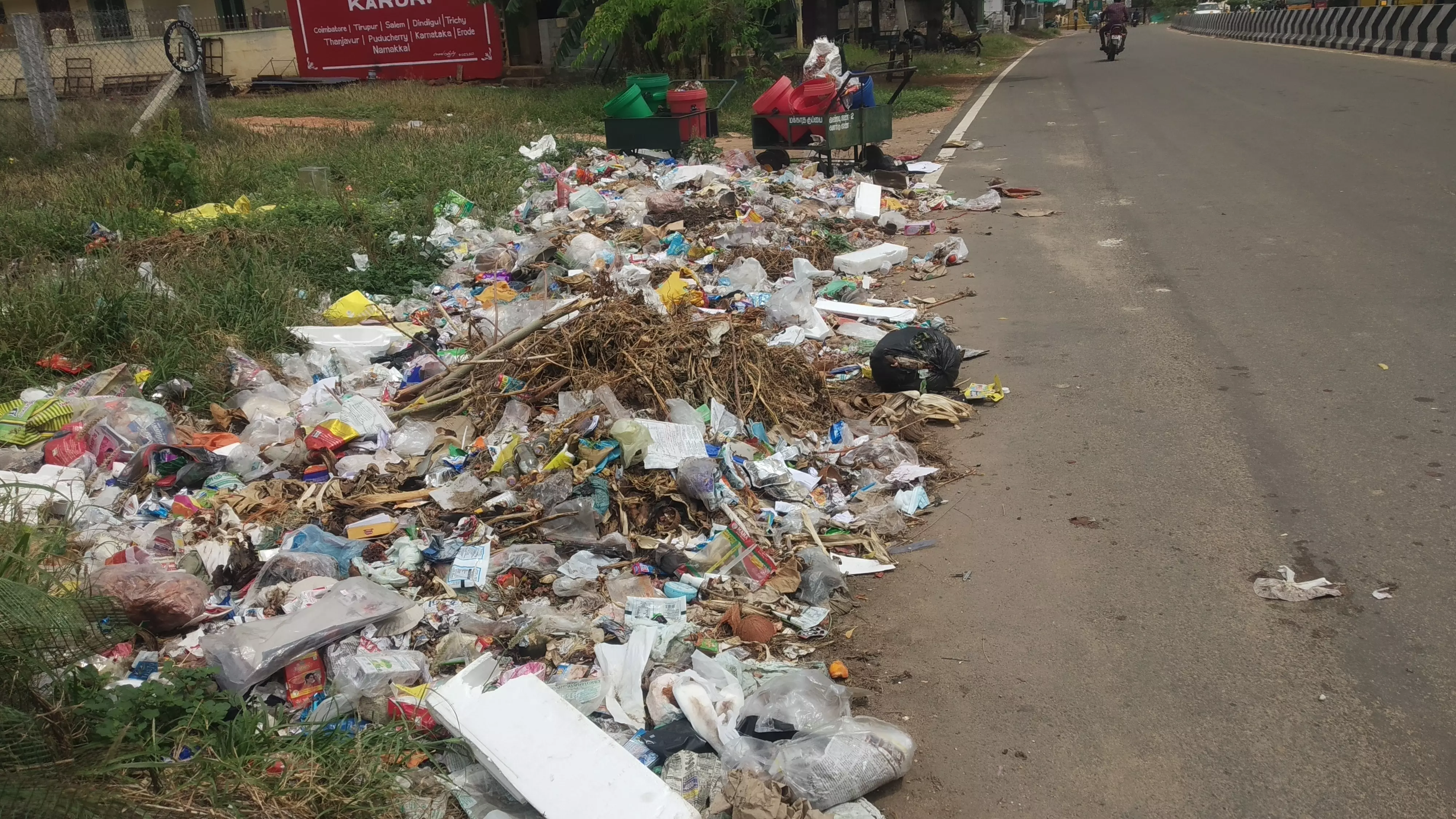 குவிந்து கிடக்கும் குப்பைகள் குவிந்து கிடக்கும் குப்பைகள்