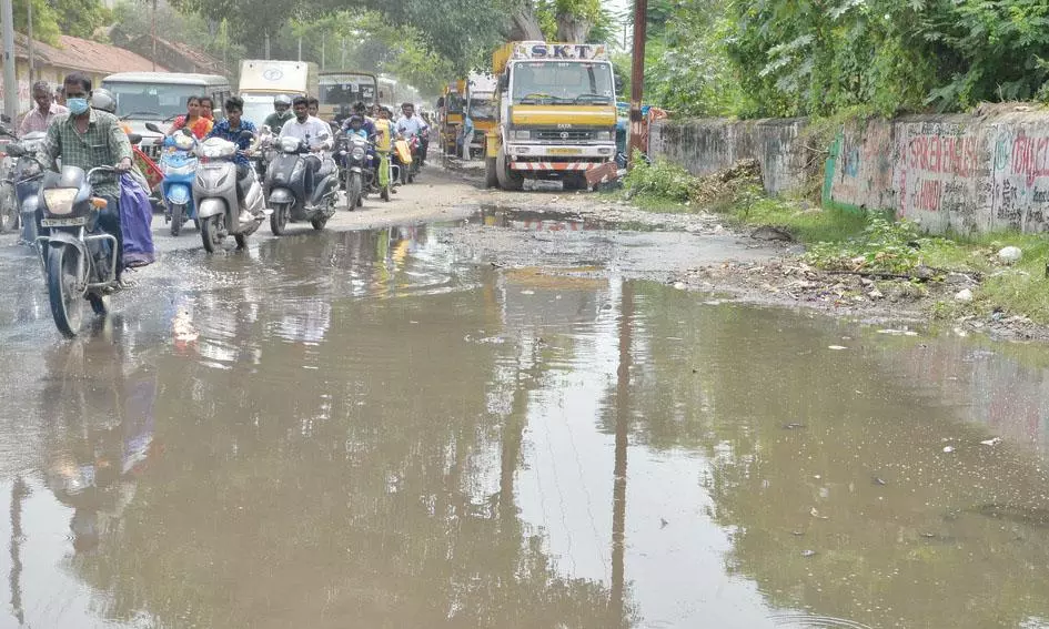 குளம்போல் தேங்கிய மழை நீர்