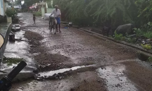 சேறும், சகதியுமான சாலை