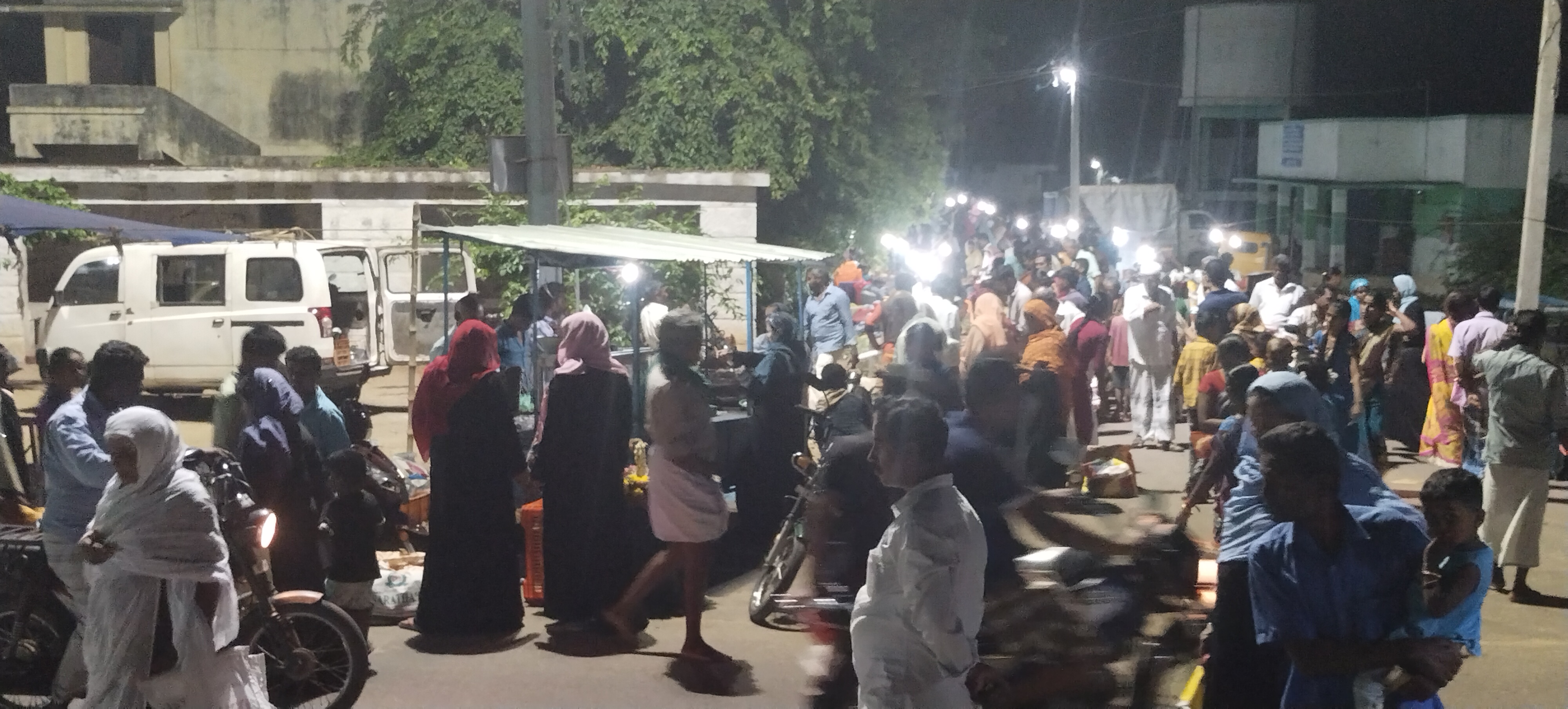 வாரச்சந்தைக்கு நிரந்தர கட்டிடம் தேவை வாரச்சந்தைக்கு நிரந்தர கட்டிடம் தேவை