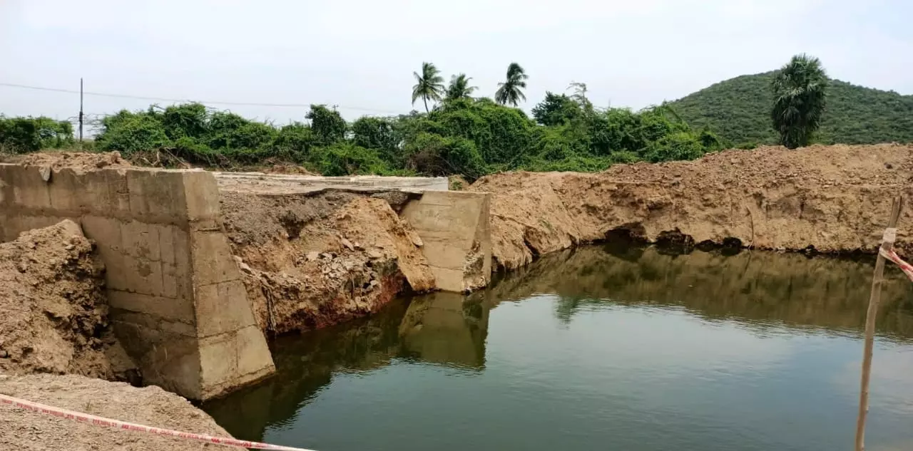 கிடப்பில் போடப்பட்ட மேம்பால பணி கிடப்பில் போடப்பட்ட மேம்பால பணி