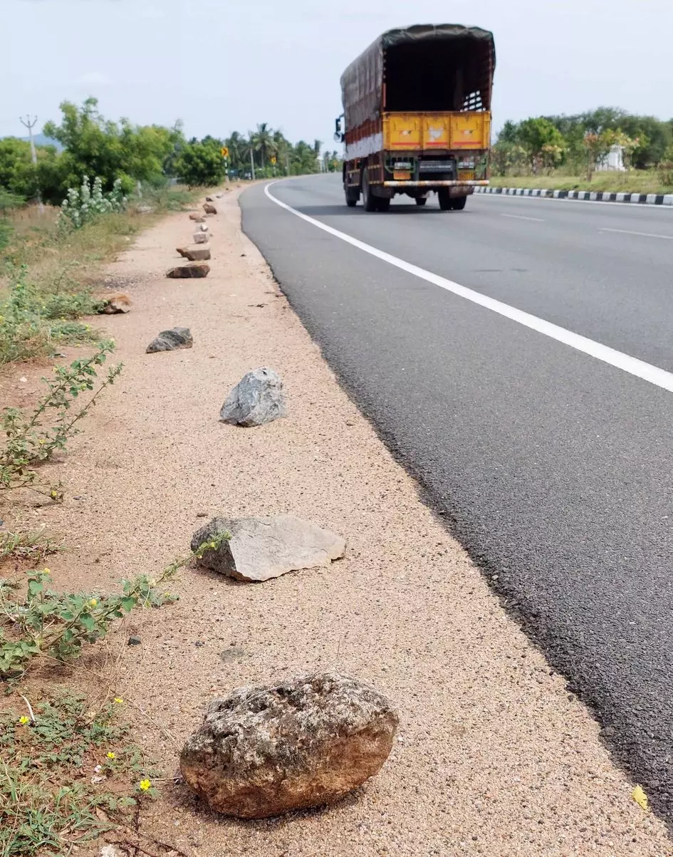 கற்களால் விபத்து அபாயம் கற்களால் விபத்து அபாயம்