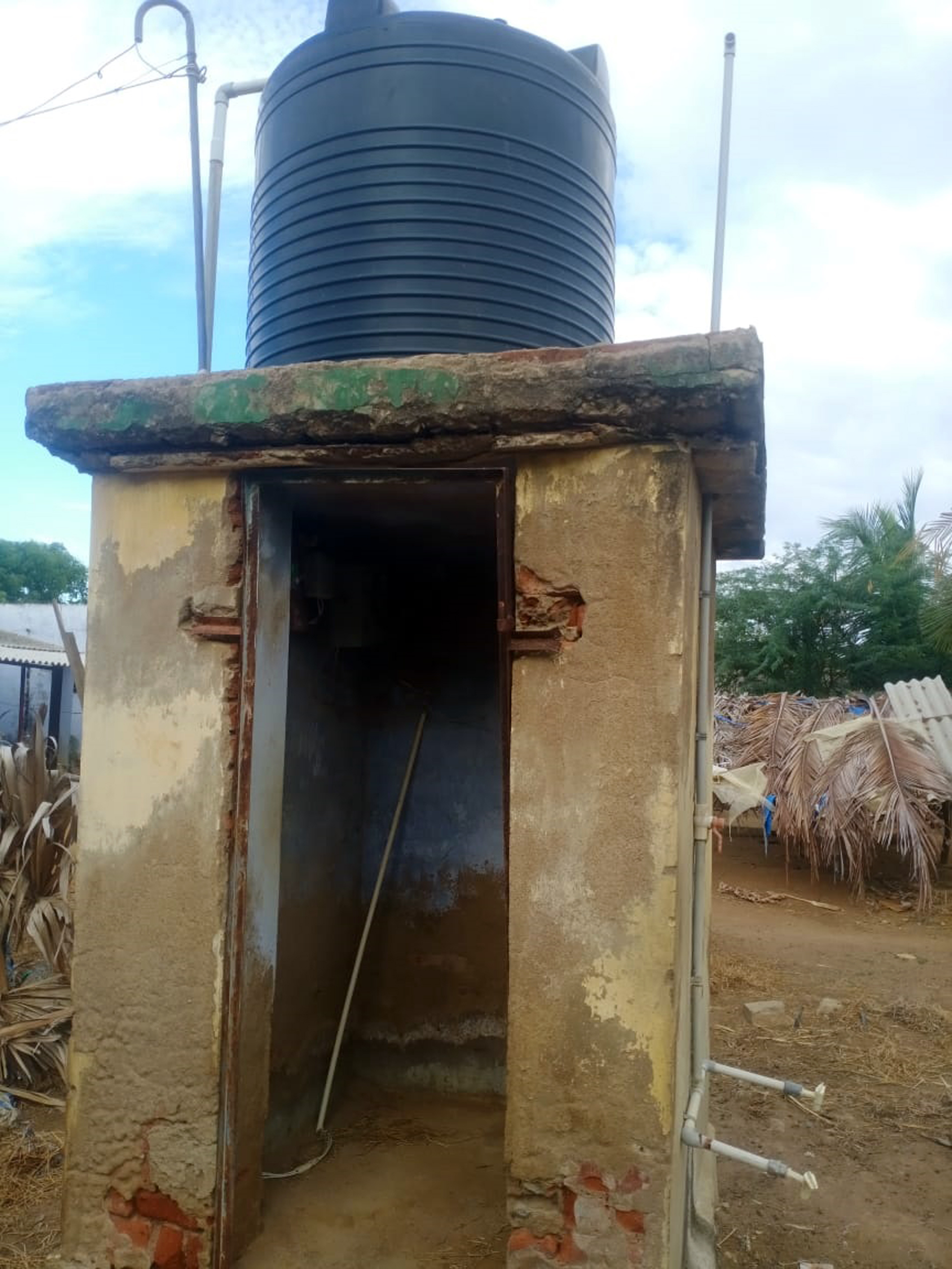 இடிந்து விழும் நிலையில் மின்மோட்டார் அறை இடிந்து விழும் நிலையில் மின்மோட்டார் அறை