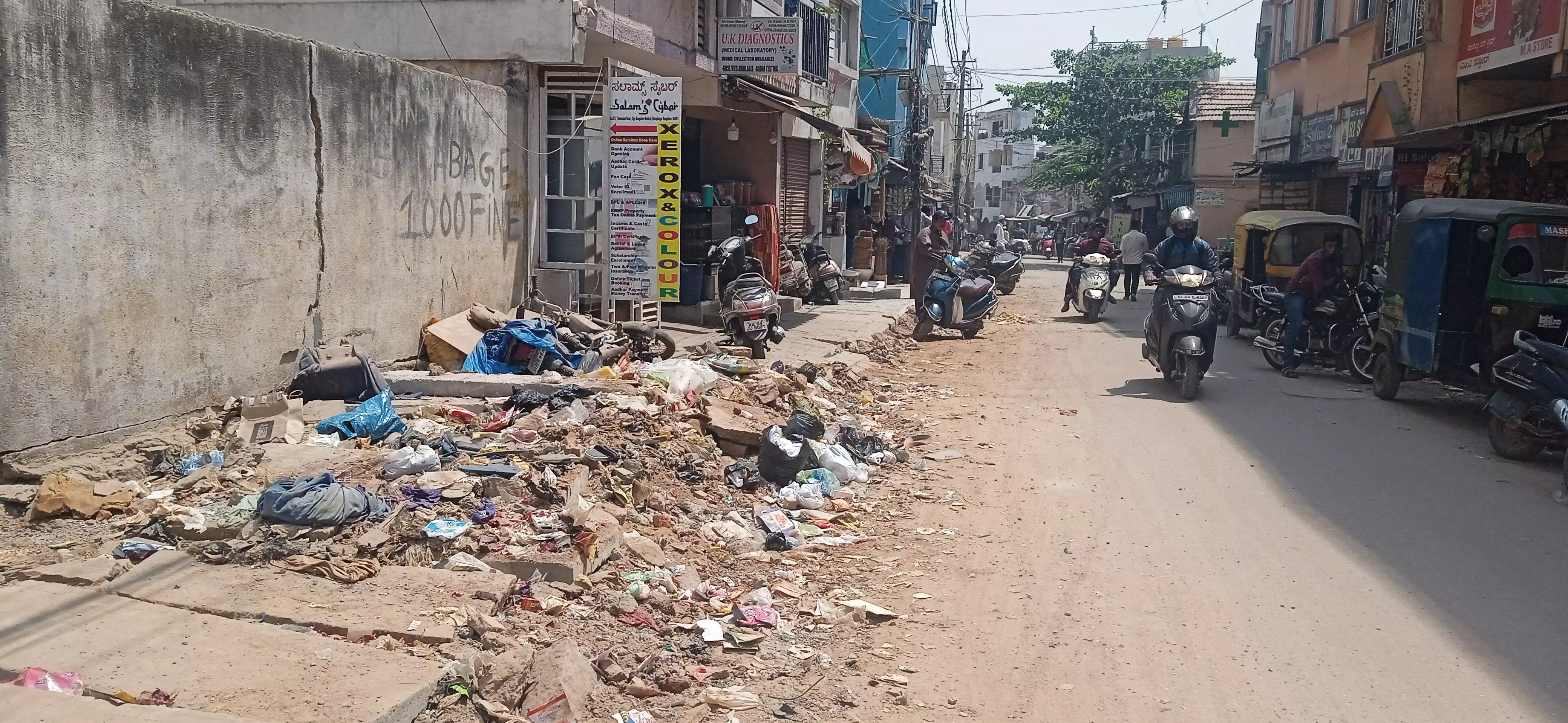 சாலையோரம் கிடக்கும் குப்பை கழிவுகள்