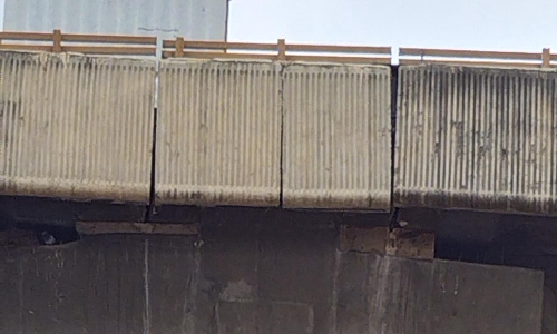 சேதமடைந்த மேம்பால சுவர்