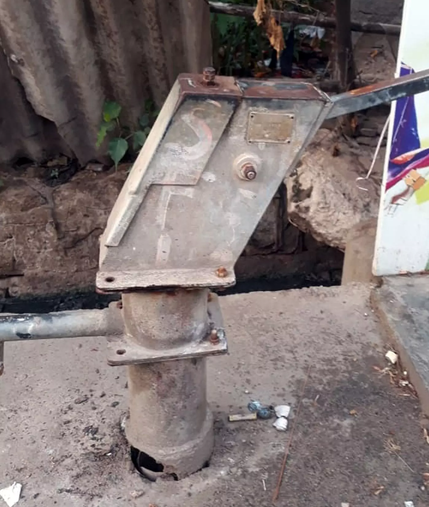 பழுதடைந்த அடிபம்பு