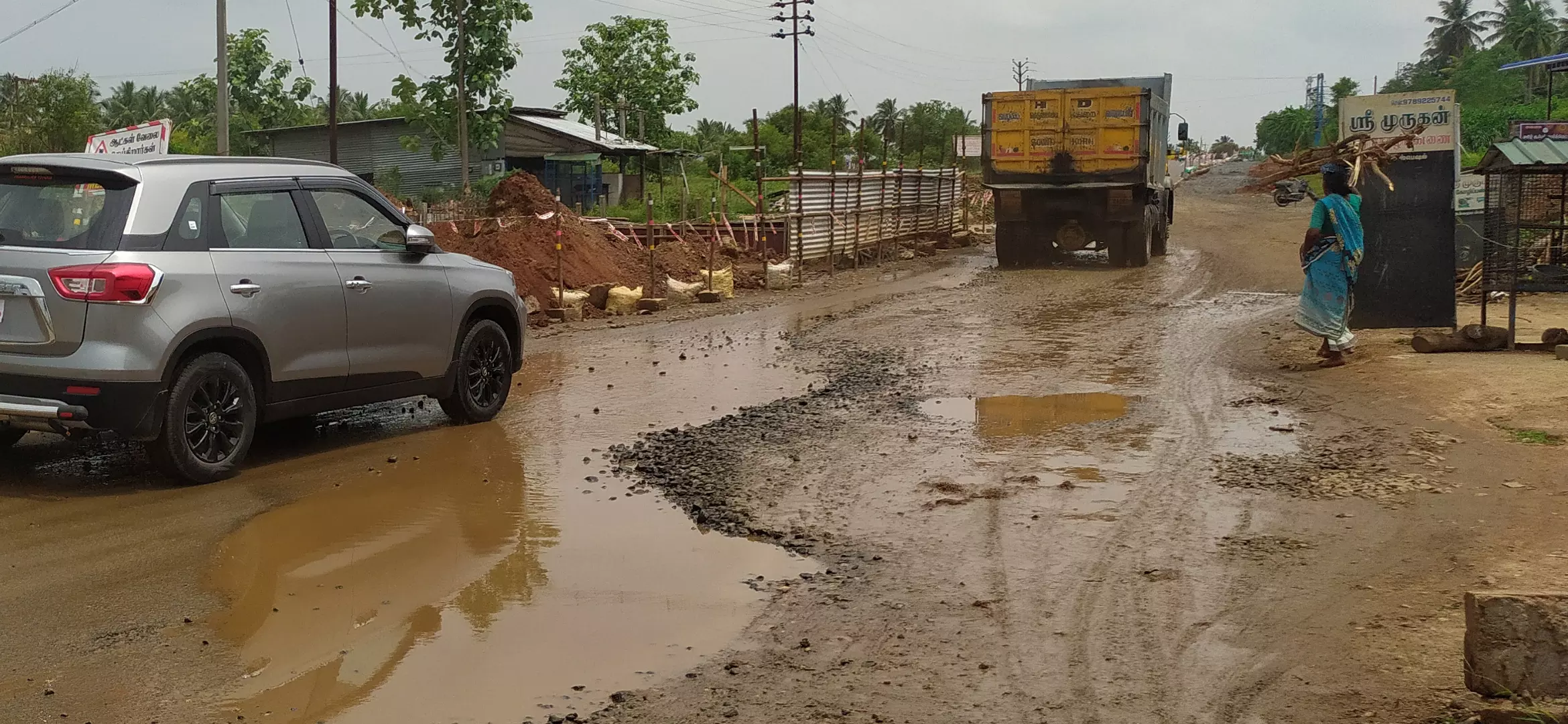 சேதமடைந்த சாலையால் விபத்து