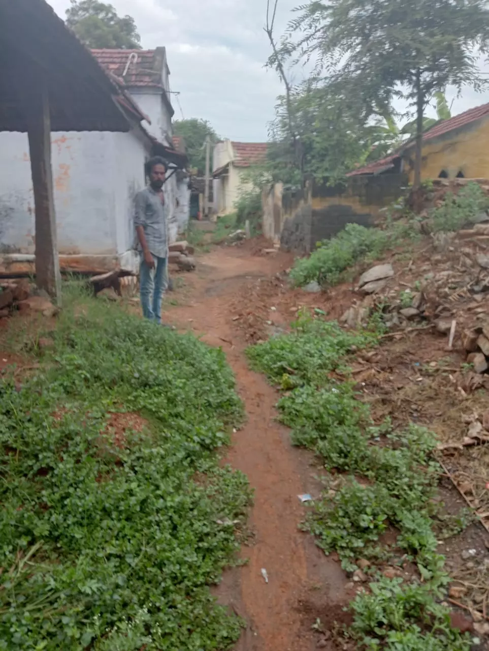 சேதமடைந்த சாலை