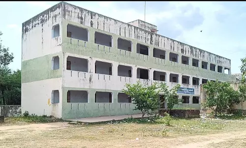 பள்ளியை சீரமைக்க வேண்டும் பள்ளியை சீரமைக்க வேண்டும்