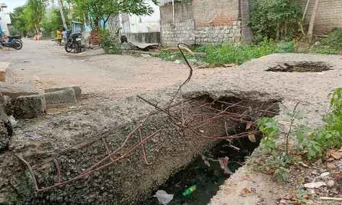 புதிய பாலம் கட்டித்தர வேண்டும் புதிய பாலம் கட்டித்தர வேண்டும்