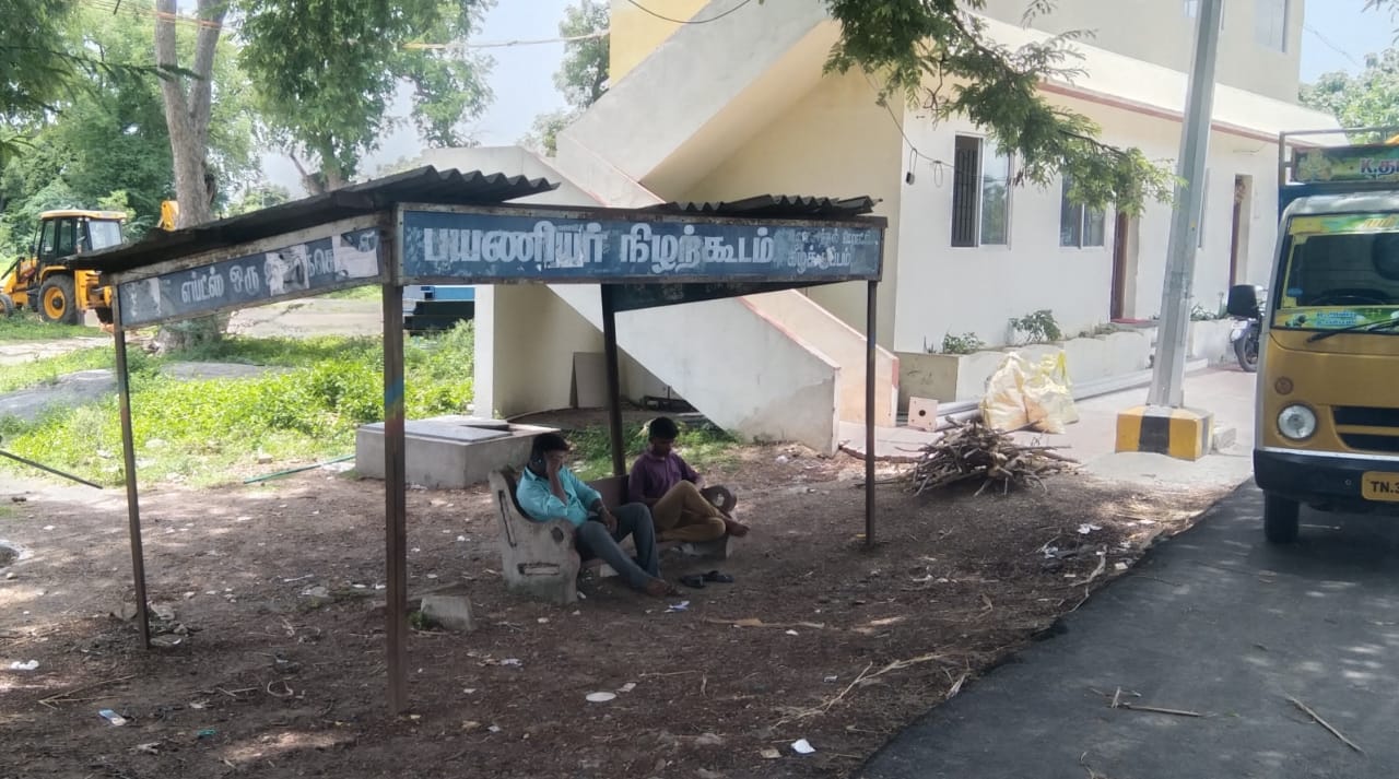 பயணிகள் நிழற்குடை புதுப்பிக்கப்படுமா?