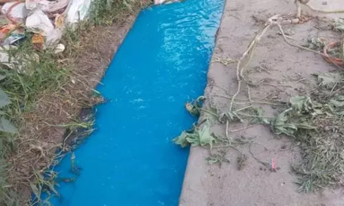 இது நீலநிற வாய்க்கால் அல்ல இது நீலநிற வாய்க்கால் அல்ல