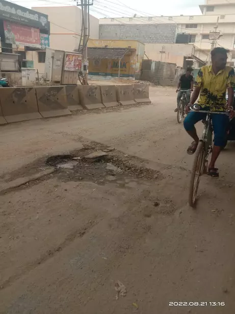 குண்டும் குழியுமான சாலை குண்டும் குழியுமான சாலை